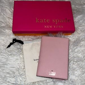 ♠️Kate spade passport holder ♠️ make your passport holder cute with this 💖